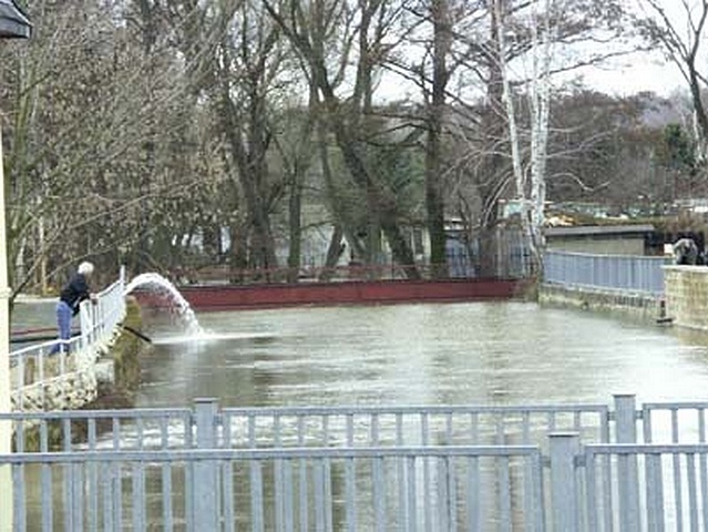 Pumparbeiten an der
              hochwasserfhrenden Gottleuba, 31.03.2006
