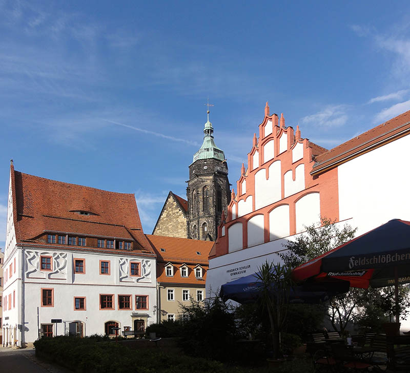 Blick aus Frongasse zur Schlossstraße mit
                Canalettohaus am Markt und Binationalem Gymnasium