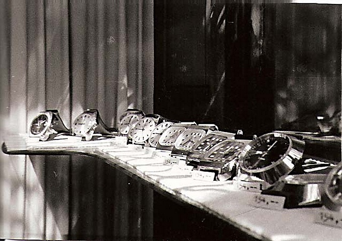 Schaufensterauslage DDR-Uhrenladen
                              1979